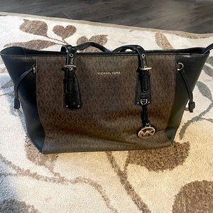 Michael Kors signature Large Voyager